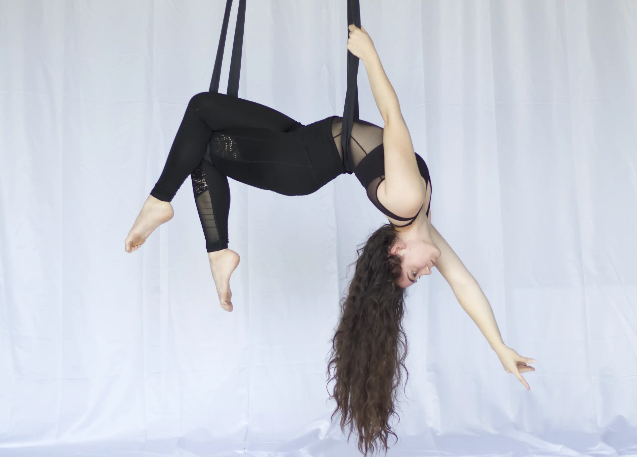 aerialist laying back in span sets
